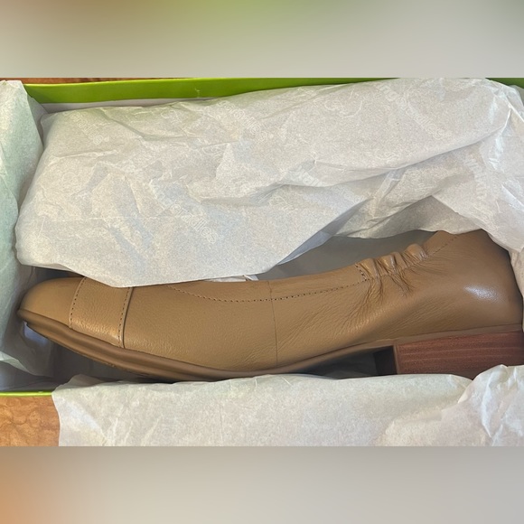 Walking Cradles | Beige Tara Leather Flat Wide Width ZL618 - Picture 7 of 10